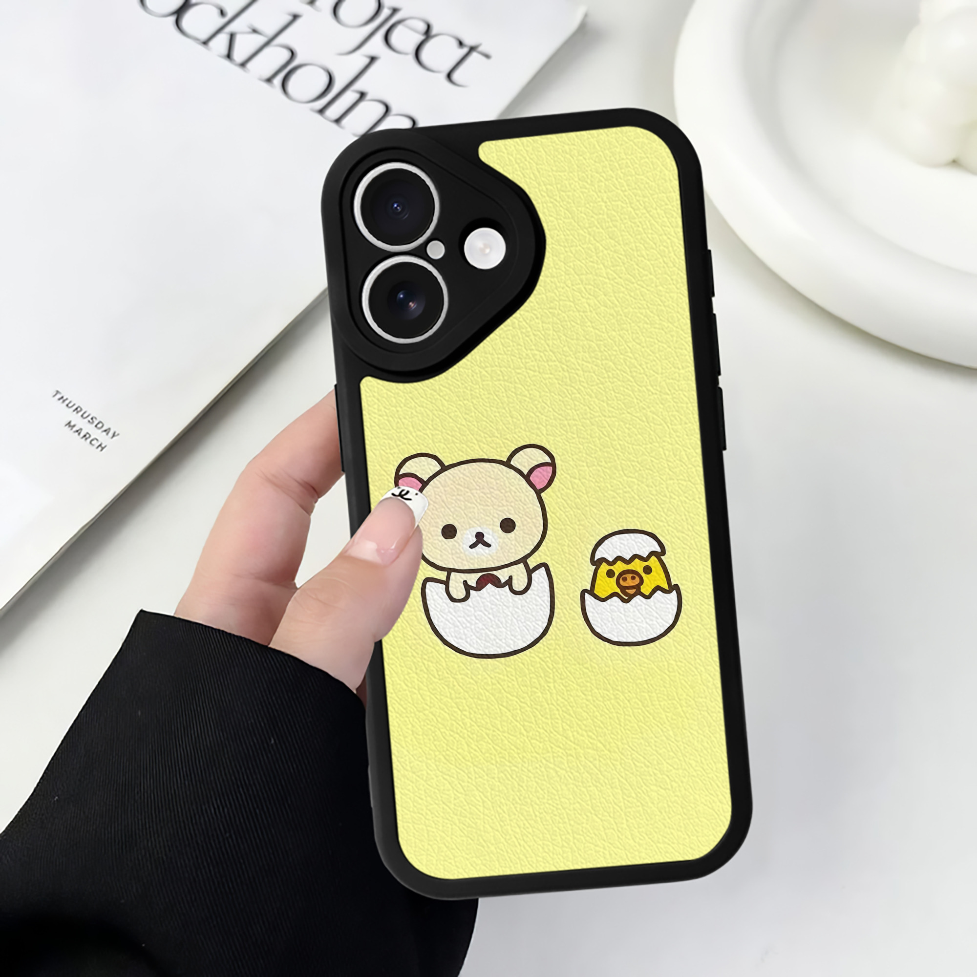 （画像用） リラックマ リラックマ キイロイトリ Rilakkuma Korilakkuma Kiiroitori 【iPhone 16シリーズ対応】シリコンスマホケース（レザー調） 材質：シリコン